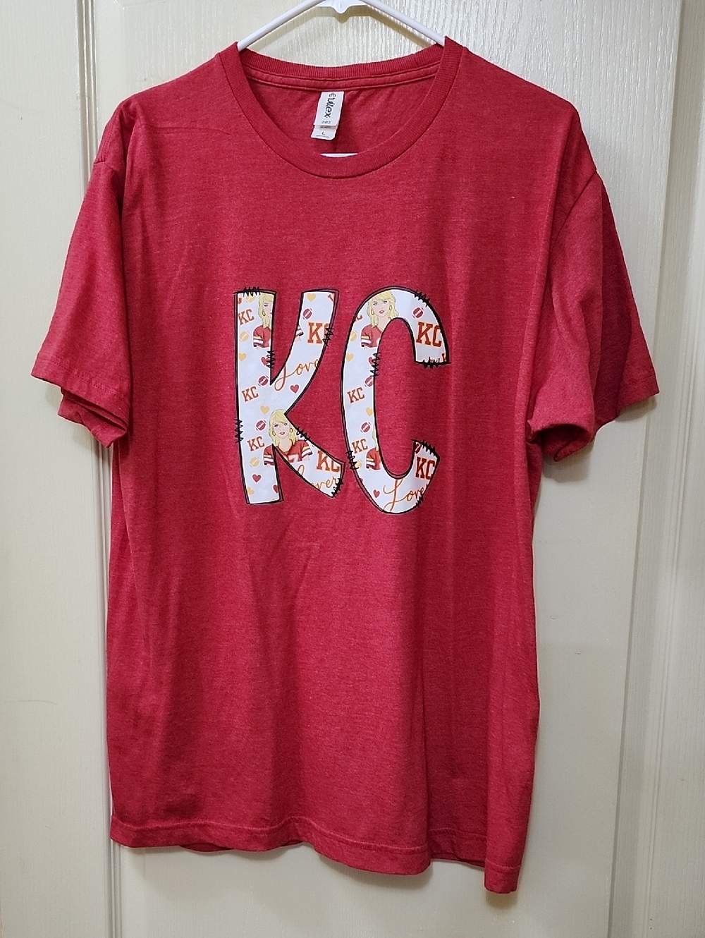 TAYLOR SWIFT "KC" GRAPHIC TEE